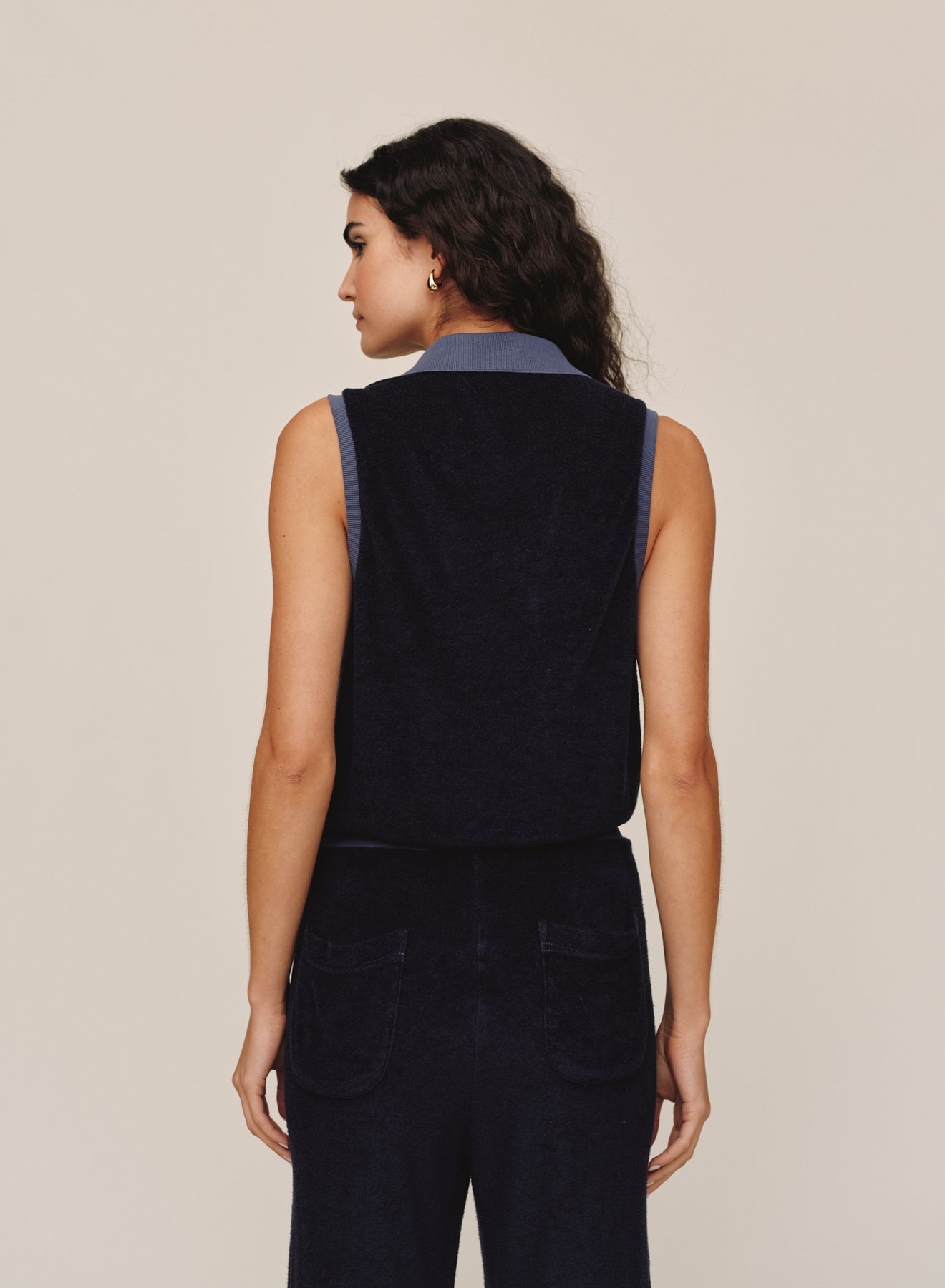 B20005-D36-302 - SLEEVELESS COLLAR TOP