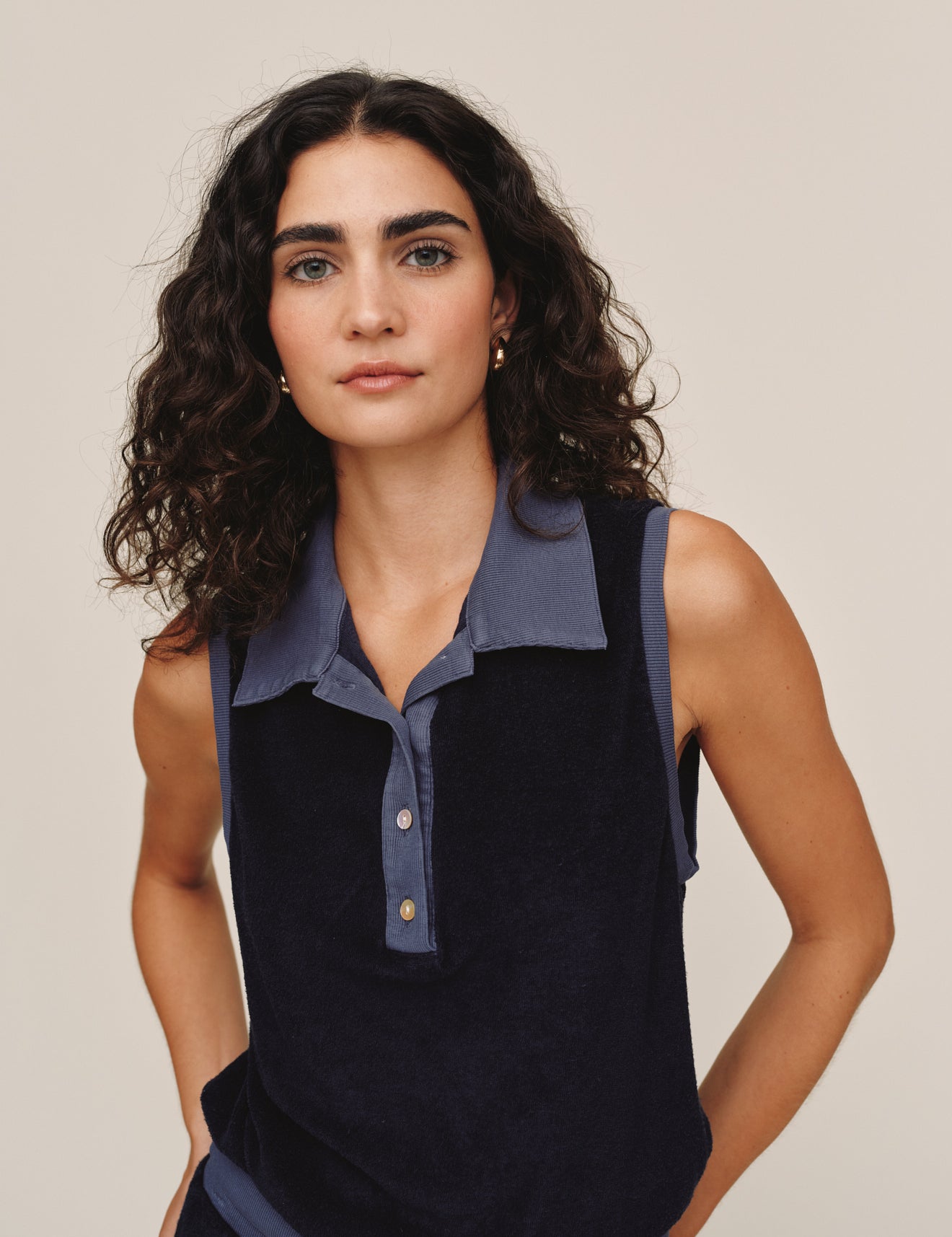 B20005-D36-302 - SLEEVELESS COLLAR TOP