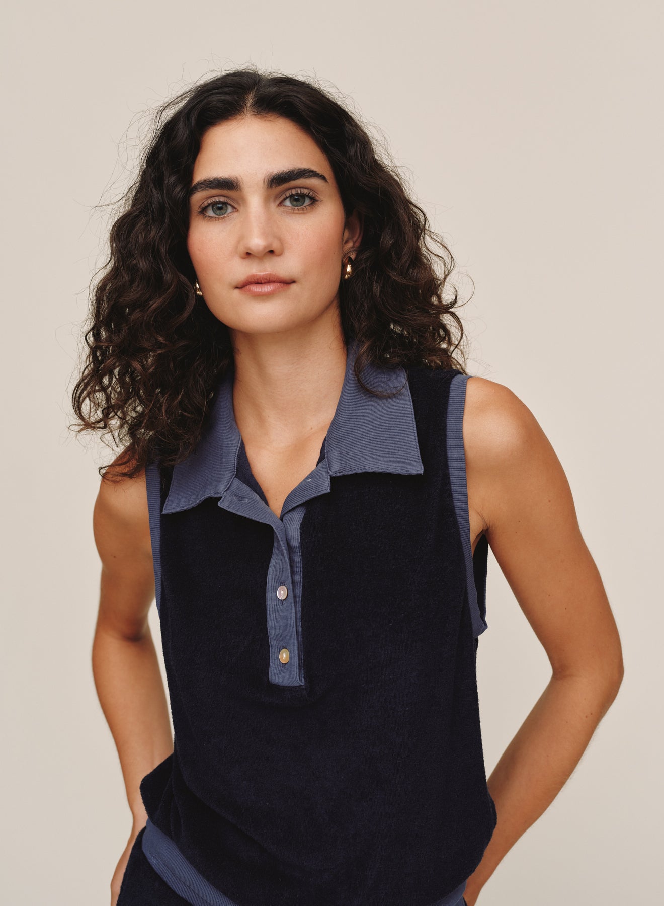 B20005-D36-302 - SLEEVELESS COLLAR TOP