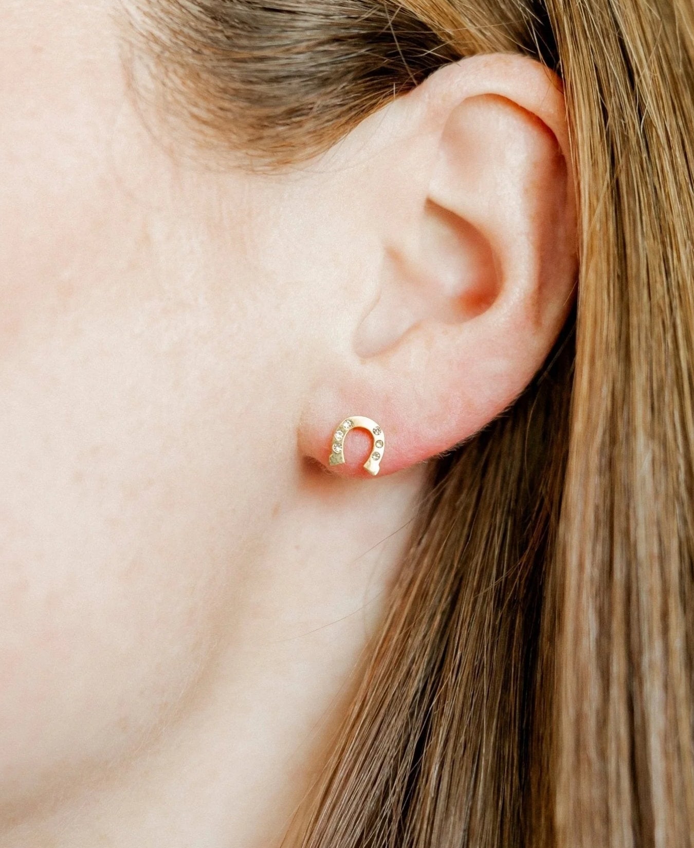 Screwback Stud Earrings-Horseshoe Gold_LinnyCo_LINNY2854