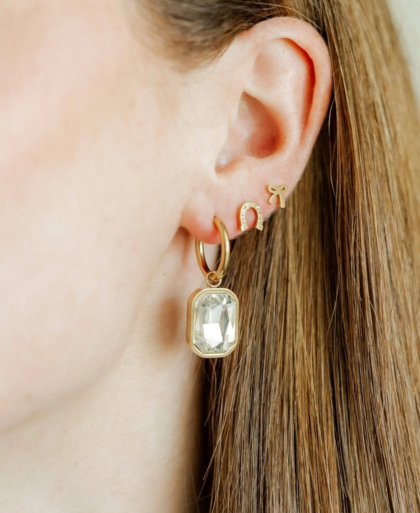 Screwback Stud Earrings-Horseshoe Gold_LinnyCo_LINNY2854