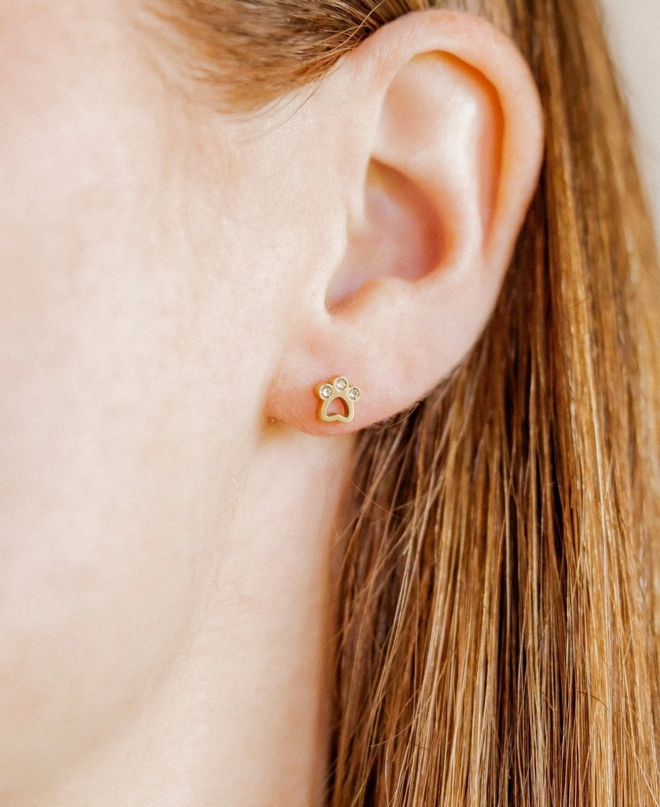 Screwback Stud Earrings - Paw Print CZ Gold_LinnyCo_LINNY4473