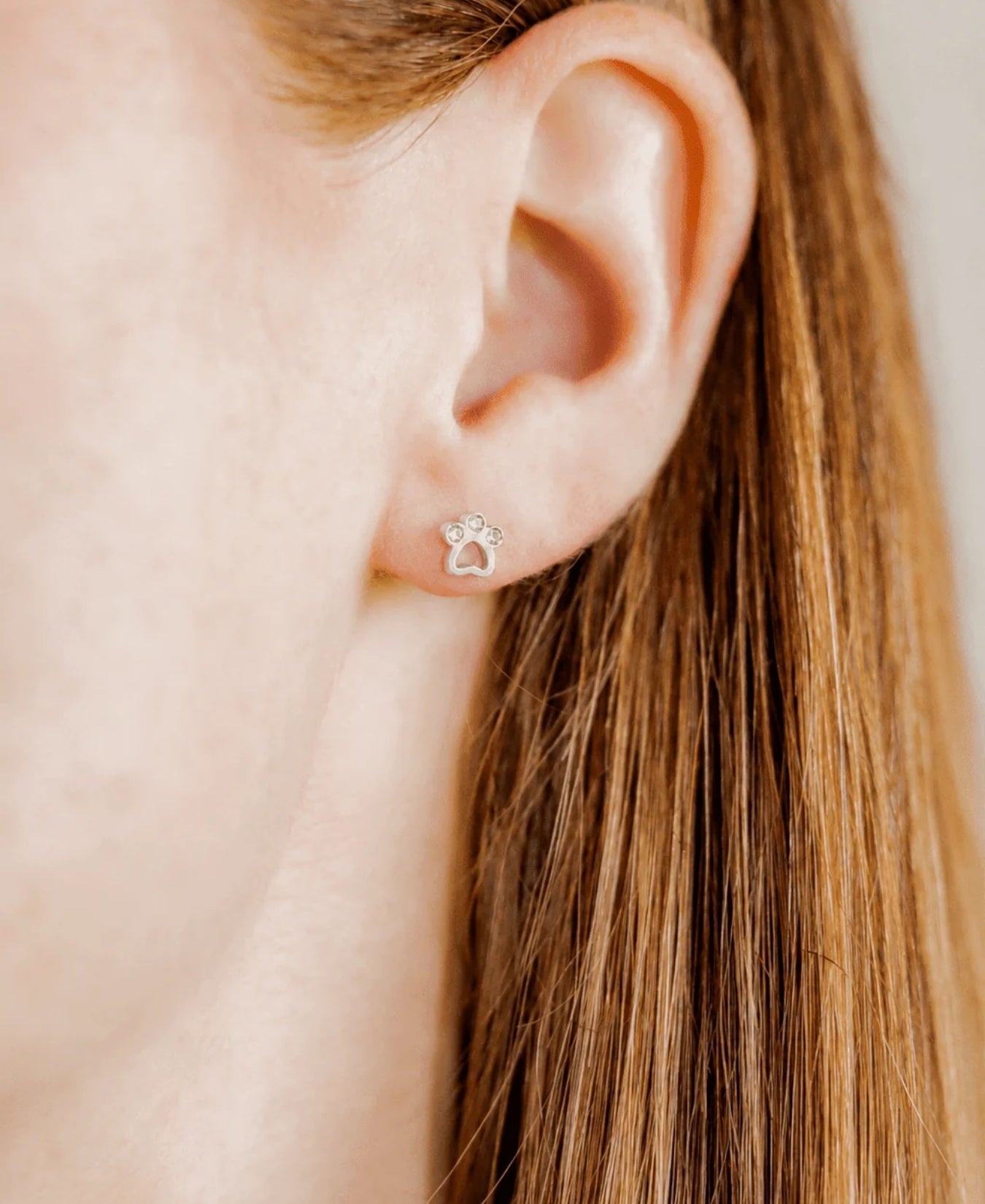 Screwback Stud Earrings - Paw Print CZ Silver_LinnyCo_LINNY4474