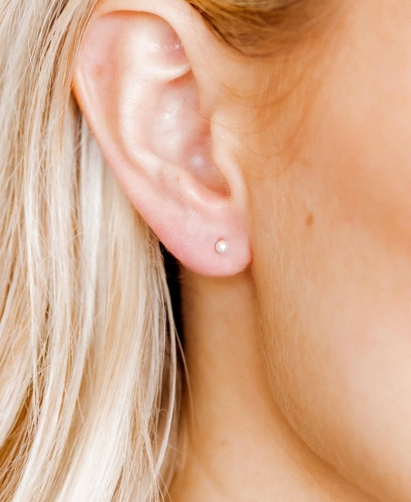 Screwback Stud Earrings - Payton Pearl White 3mm - EDC_LinnyCo_LINNY4052