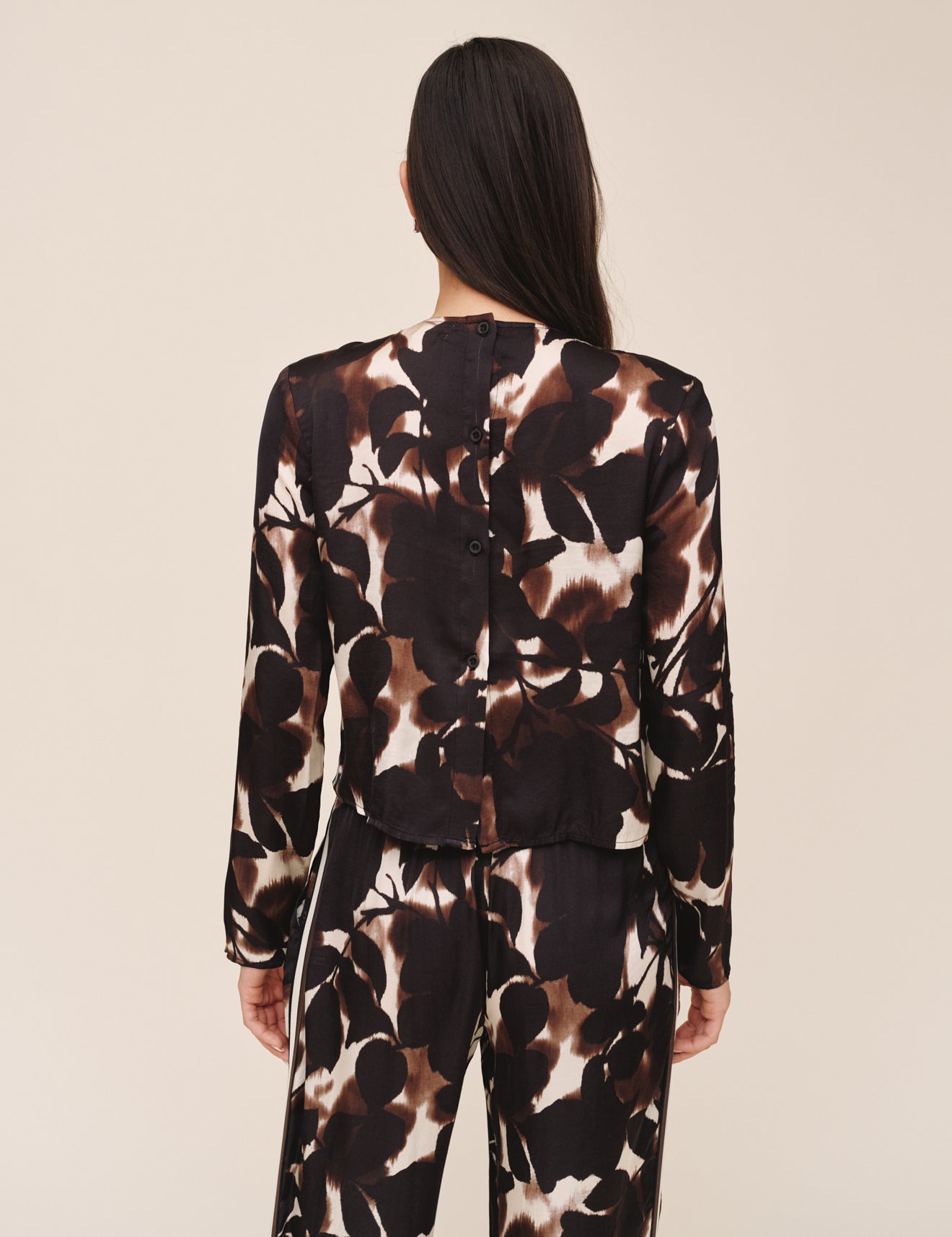B20177-L48-304 - LONG SLEEVE BUTTON BACK TOP